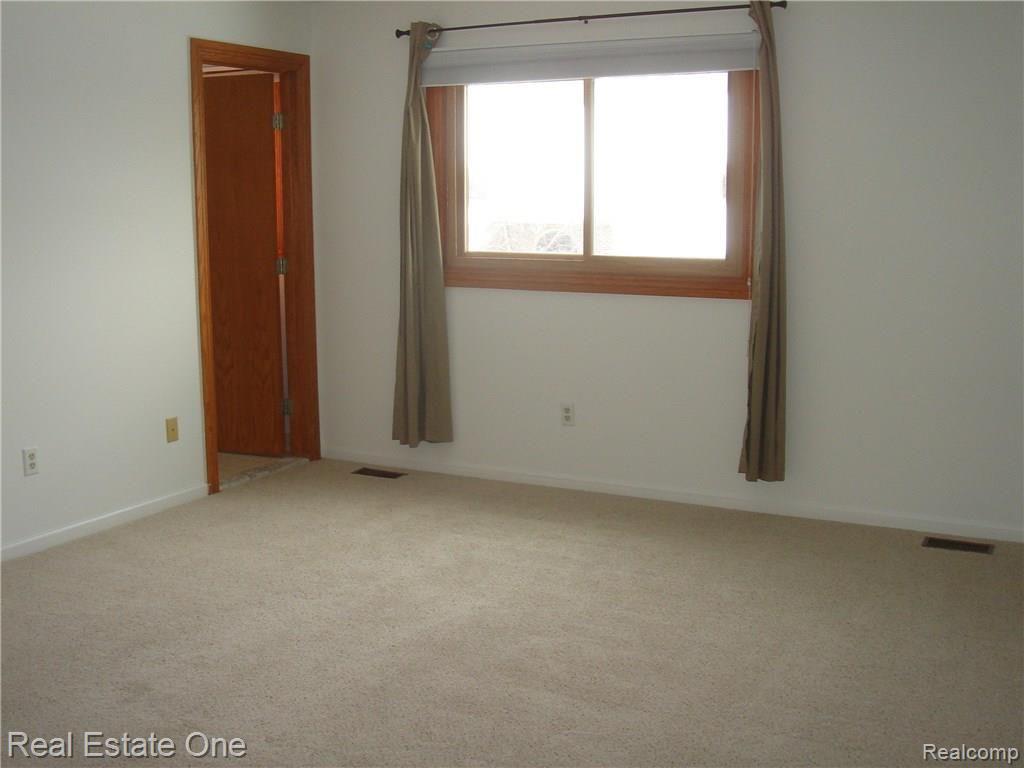2160 Rochelle Park Drive Rochester, MI 48309 - Photo 10 of 19 2ND BEDROOM SUITE