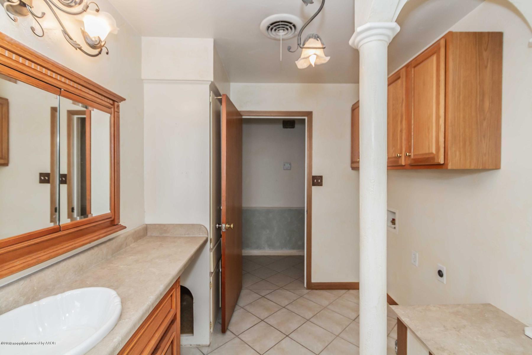 4614 South Bryan Street Amarillo, TX 79110 - Photo 26 of 35 BATHROOM 2 VIEW 3