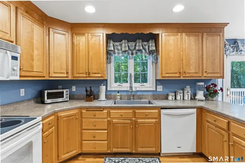 $775,000 | 29 Narragansett Trail, Newtown, CT 06482