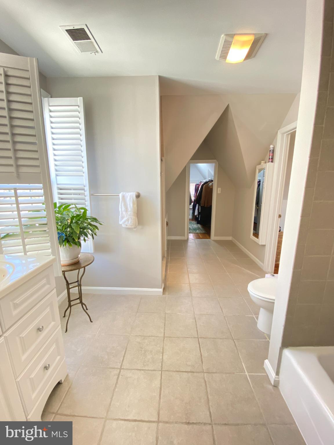 1406 North Glebe Road Arlington, VA 22207 - Photo 11 of 20 Spacious bathroom with unique architectural ang...