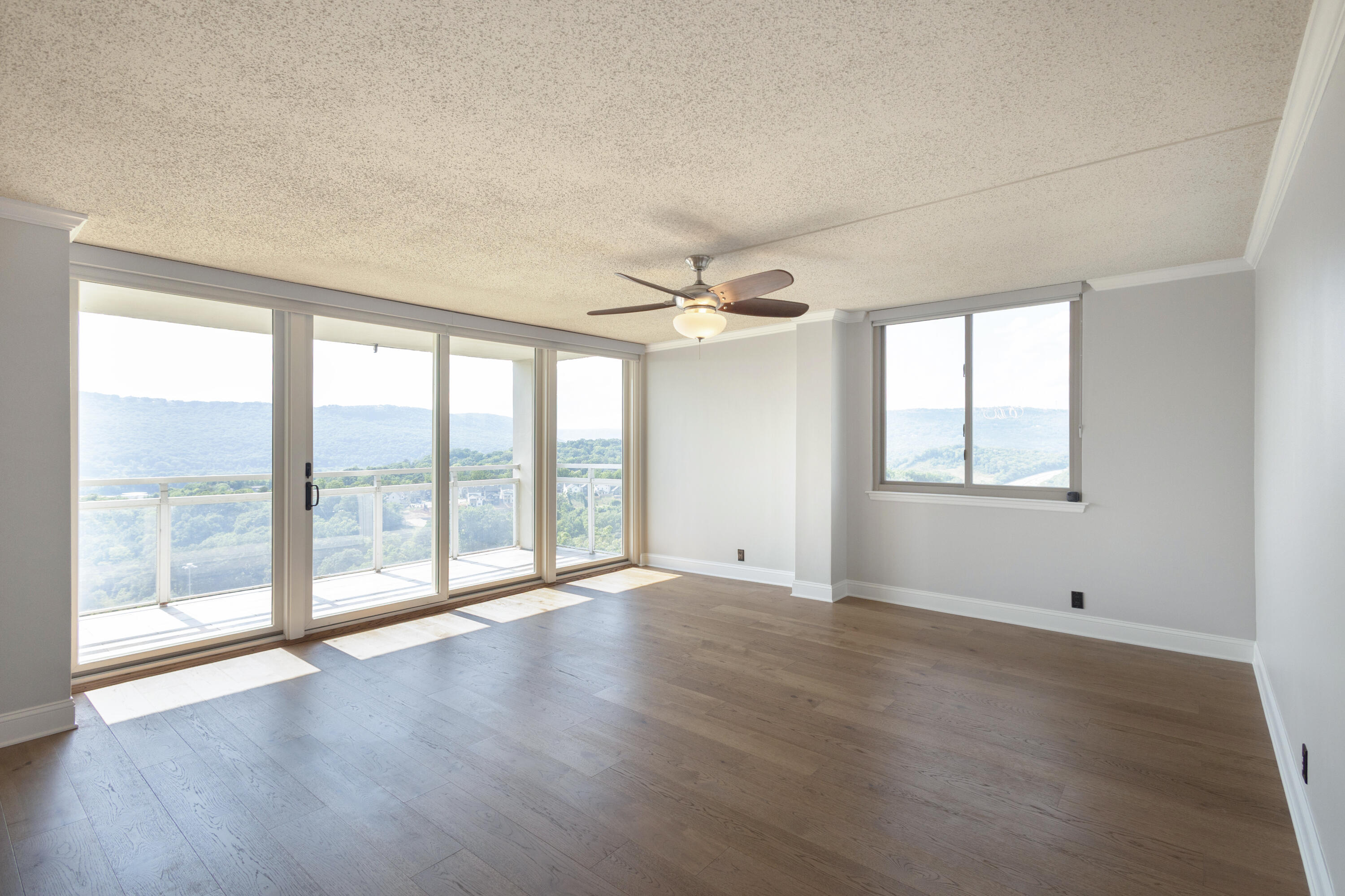 1131 Stringers Ridge Road, Unit 9J Chattanooga, TN 37405 - Photo 3 of 47 Living Room