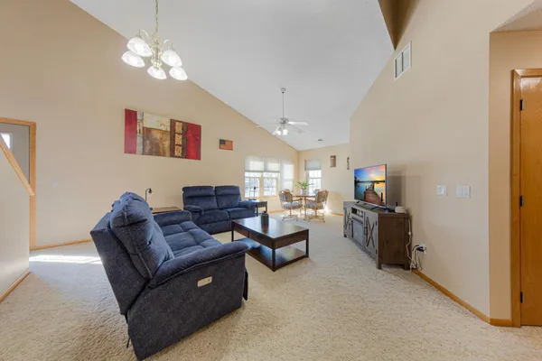 $189,000 | 104 Morningside Drive Northeast, Hutchinson, MN 55350