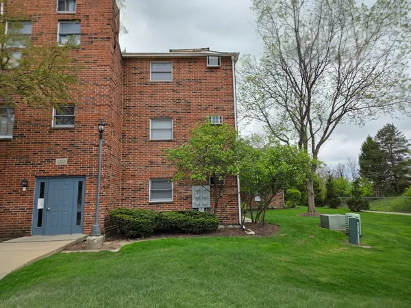 $174,900 | 1313 Cunat Court, Unit 3F, Lake In The Hills, IL 60156