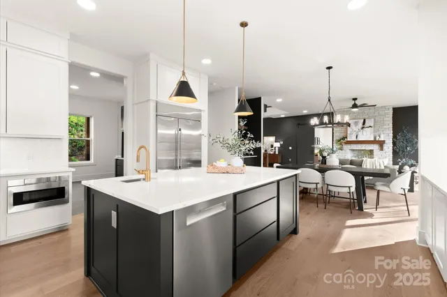 a dining room that has a table and chairs in it