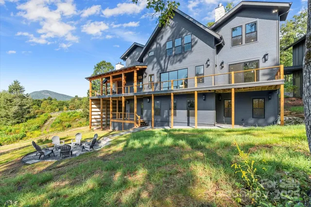 a view of a yard with fountain