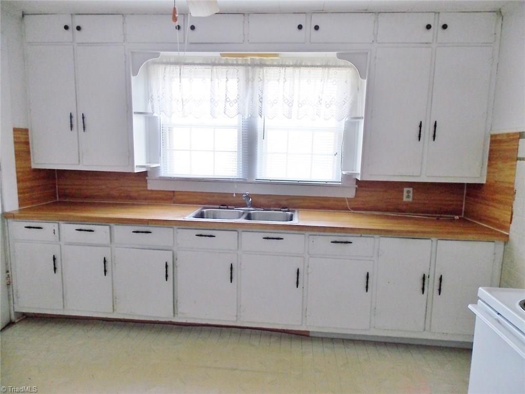 1853 Twin Oaks Road Elkin, NC 28621 - Photo 5 of 21 Gallery Image 5