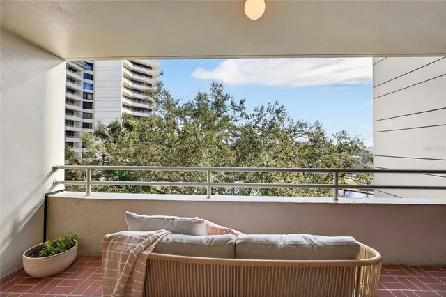 $400,000 | 5950 Pelican Bay Plaza South, Unit 405, Gulfport, FL 33707