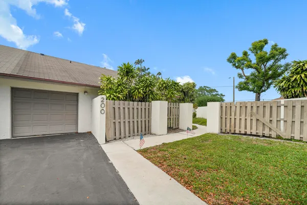 $300,000 | 200 Southwest 29th Avenue, Delray Beach, FL 33445