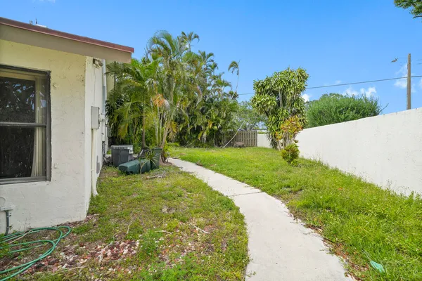 $300,000 | 200 Southwest 29th Avenue, Delray Beach, FL 33445