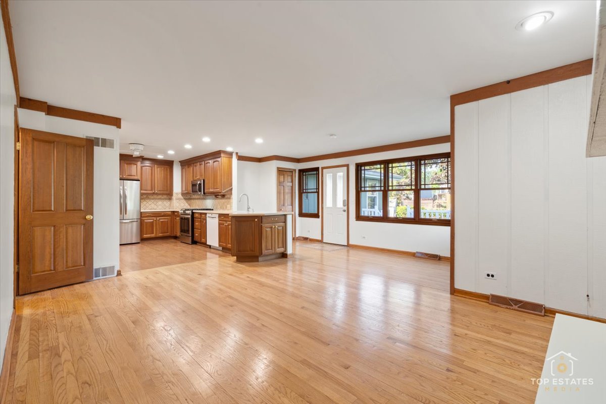 919 Santa Rosa Avenue Wheaton, IL 60187 - Photo 9 of 25 Gallery Image 9