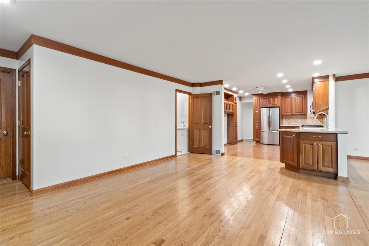 919 Santa Rosa Avenue Wheaton, IL 60187 - Photo 10 of 25 Gallery Image 10