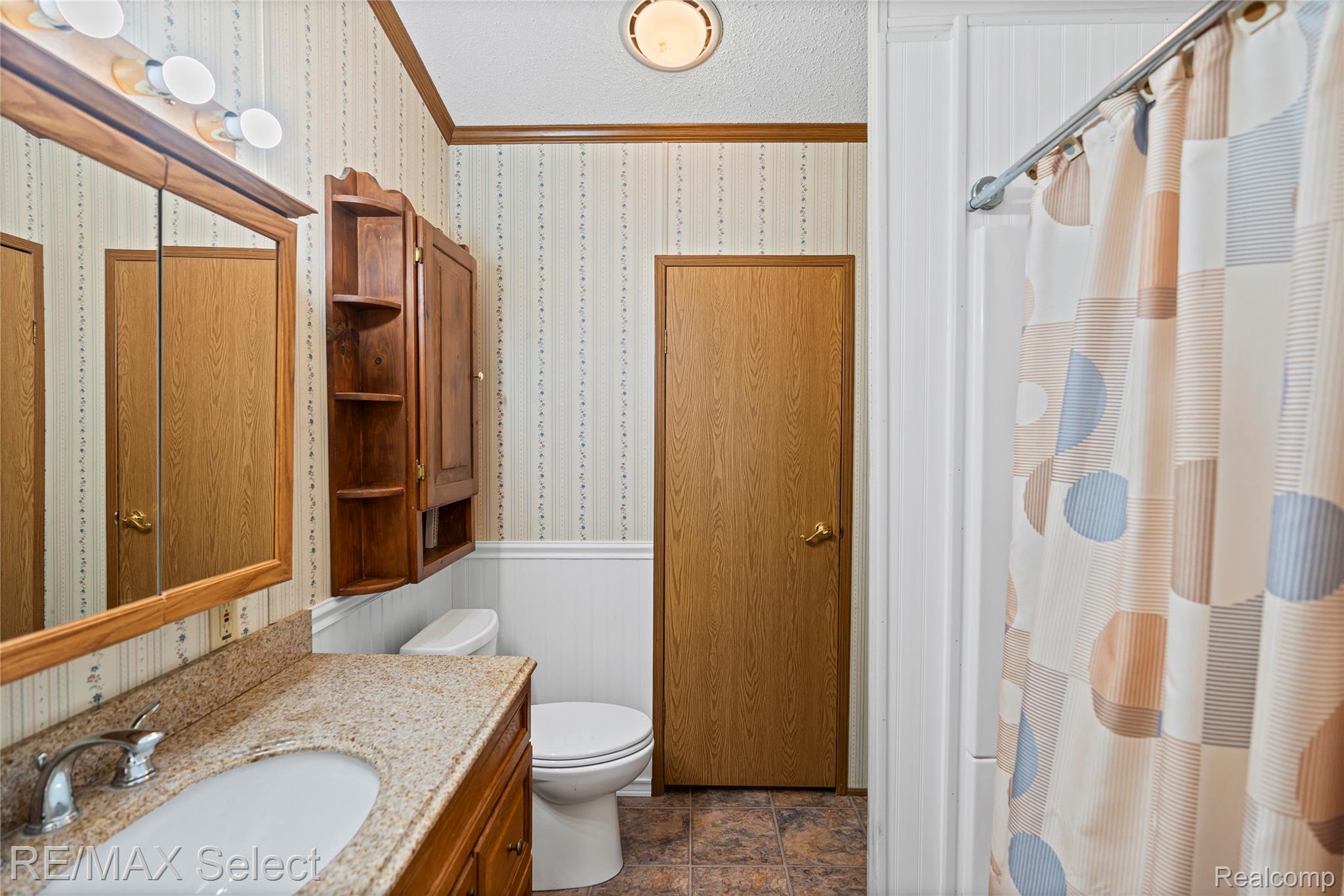 11061 Main Road Fenton, MI 48430 - Photo 12 of 27 Walk-in shower