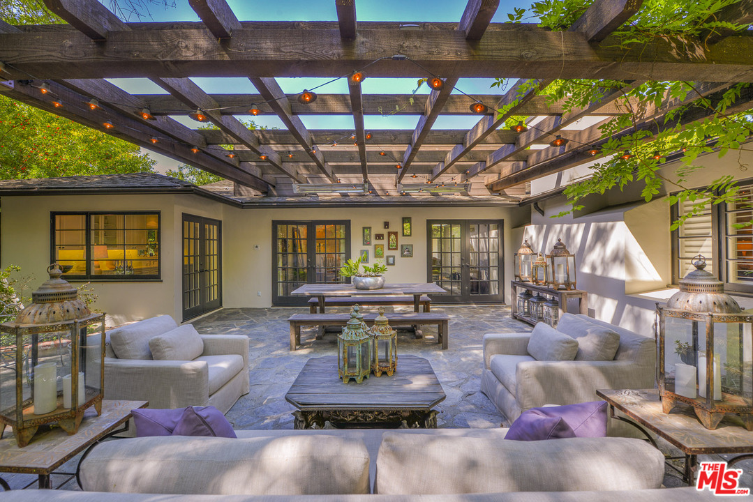 15740 Woodvale Road Encino, CA 91436 - Photo 11 of 42 Gallery Image 11