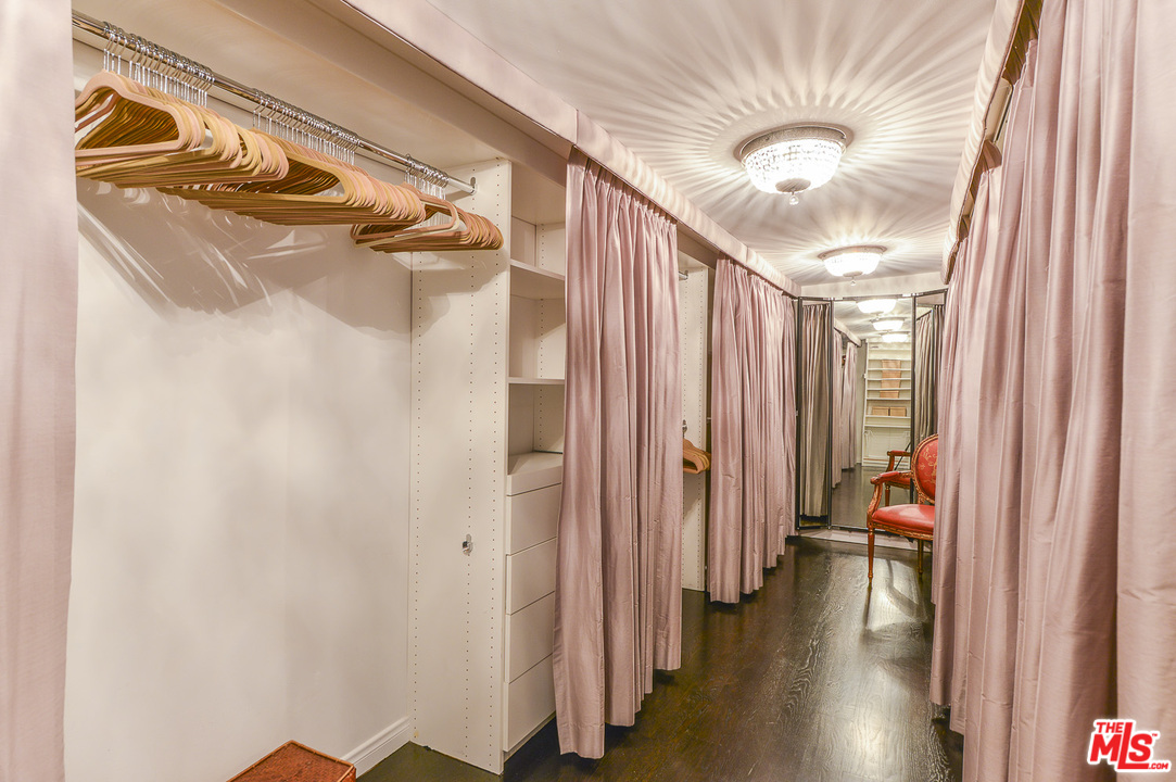 15740 Woodvale Road Encino, CA 91436 - Photo 14 of 42 Gallery Image 14