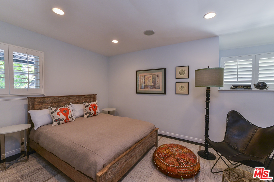 15740 Woodvale Road Encino, CA 91436 - Photo 15 of 42 Gallery Image 15