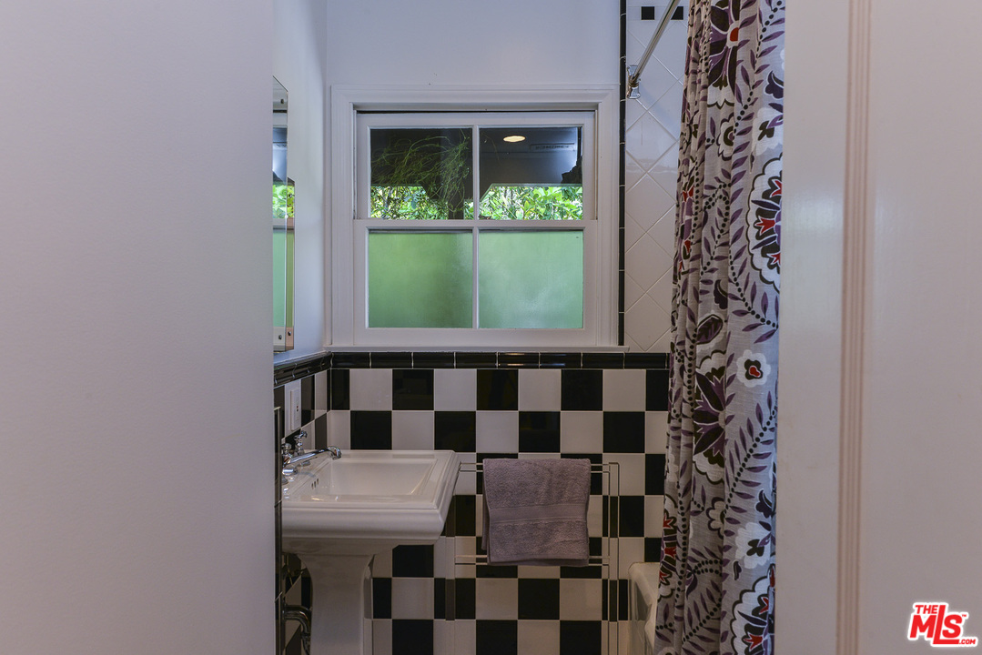 15740 Woodvale Road Encino, CA 91436 - Photo 16 of 42 Gallery Image 16