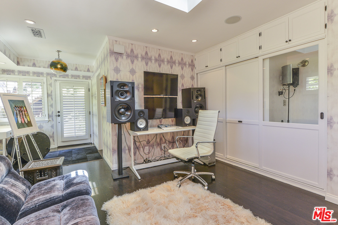 15740 Woodvale Road Encino, CA 91436 - Photo 17 of 42 Gallery Image 17