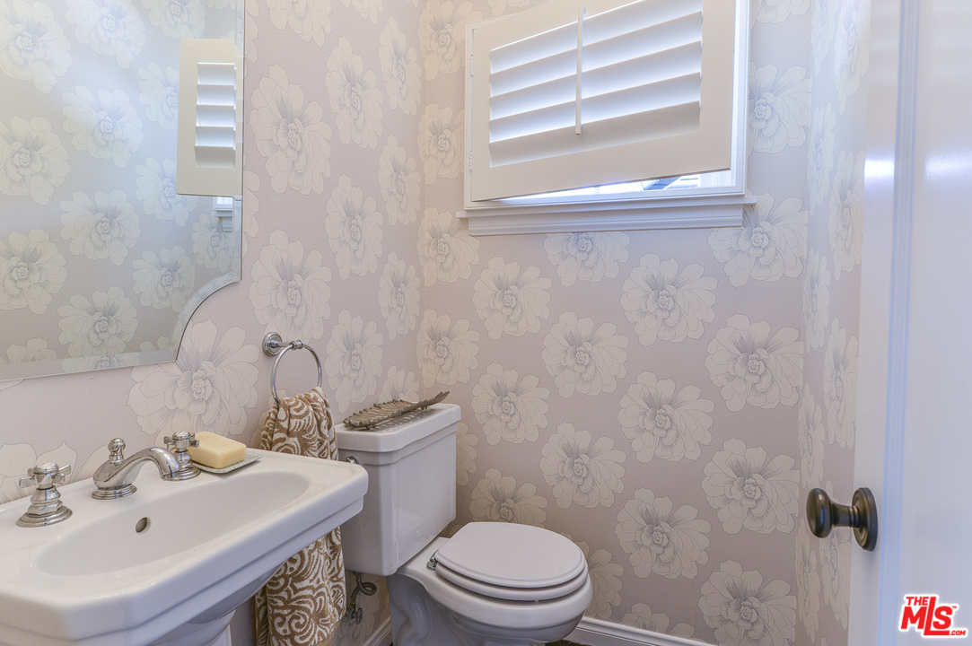 15740 Woodvale Road Encino, CA 91436 - Photo 18 of 42 Gallery Image 18