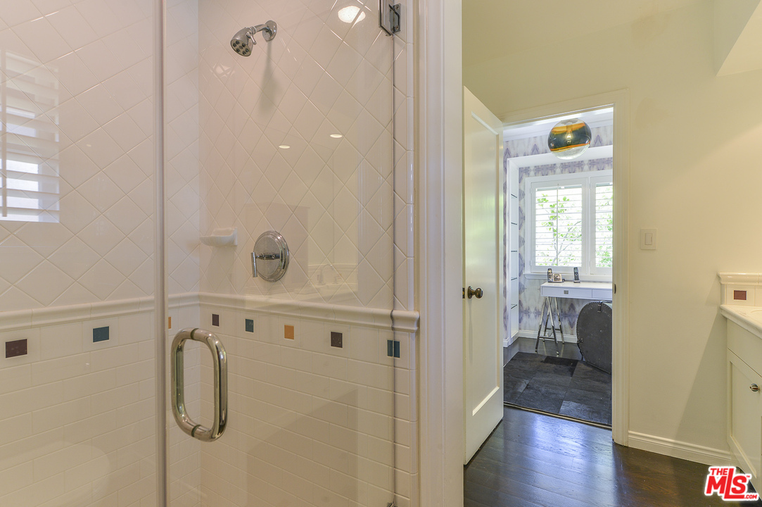 15740 Woodvale Road Encino, CA 91436 - Photo 20 of 42 Gallery Image 20