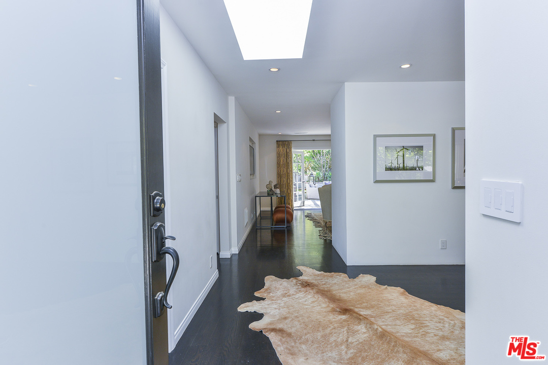 15740 Woodvale Road Encino, CA 91436 - Photo 3 of 42 Gallery Image 3