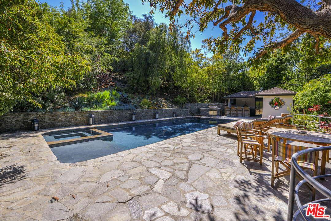 15740 Woodvale Road Encino, CA 91436 - Photo 21 of 42 Gallery Image 21