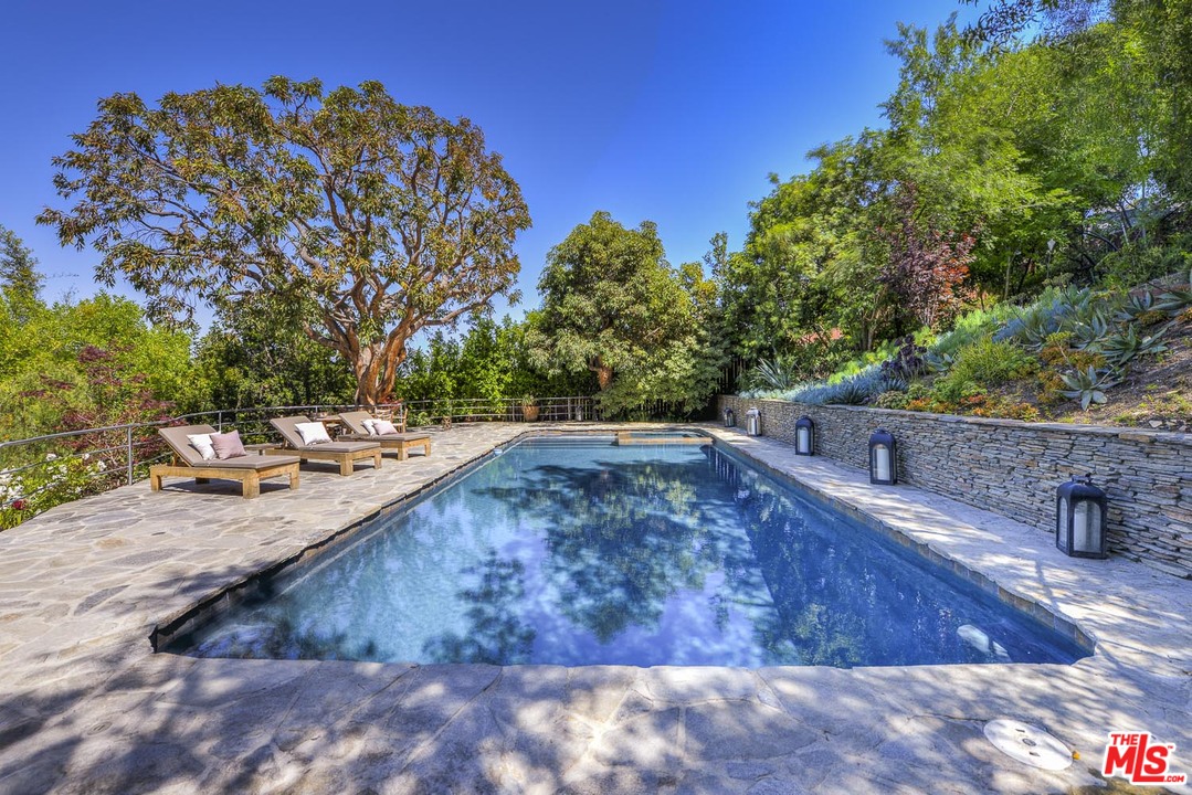 15740 Woodvale Road Encino, CA 91436 - Photo 25 of 42 Gallery Image 25