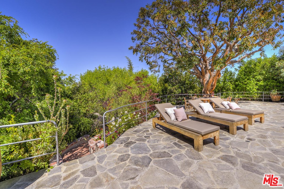 15740 Woodvale Road Encino, CA 91436 - Photo 26 of 42 Gallery Image 26