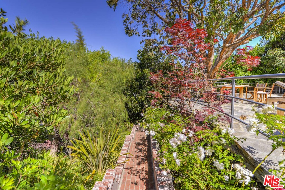15740 Woodvale Road Encino, CA 91436 - Photo 27 of 42 Gallery Image 27
