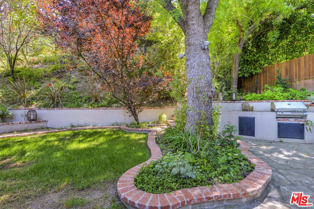 15740 Woodvale Road Encino, CA 91436 - Photo 28 of 42 Gallery Image 28