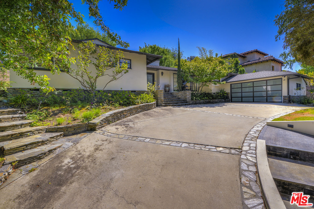 15740 Woodvale Road Encino, CA 91436 - Photo 30 of 42 Gallery Image 30