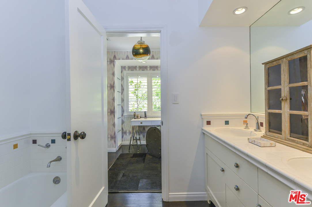 15740 Woodvale Road Encino, CA 91436 - Photo 32 of 42 Gallery Image 32