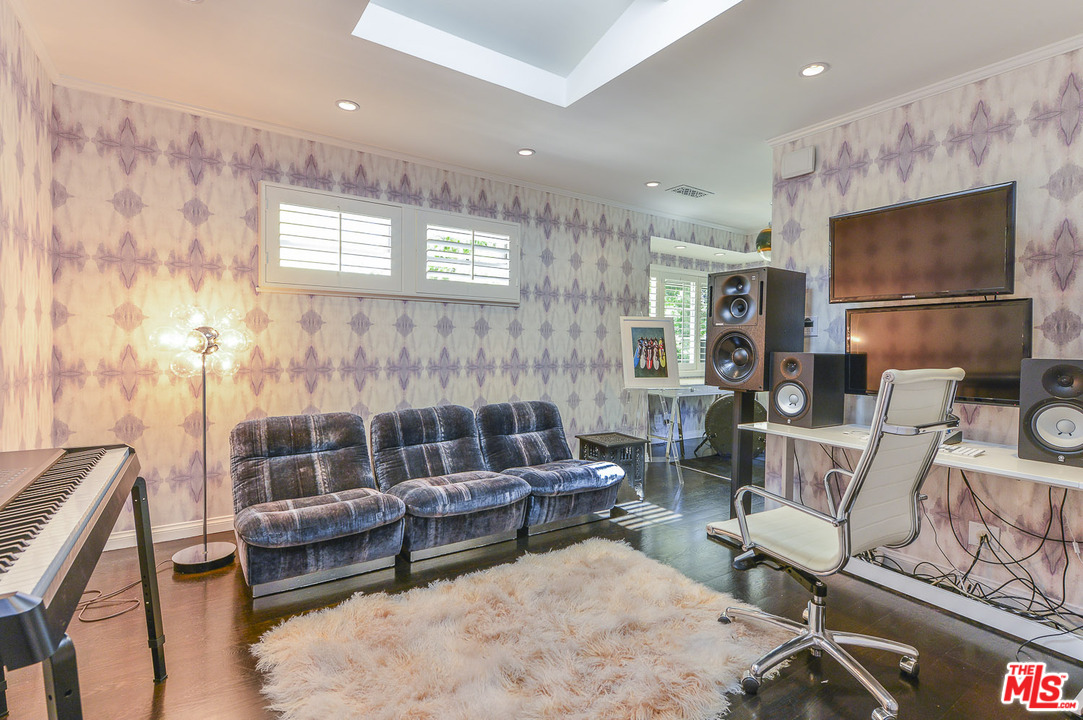 15740 Woodvale Road Encino, CA 91436 - Photo 34 of 42 Gallery Image 34