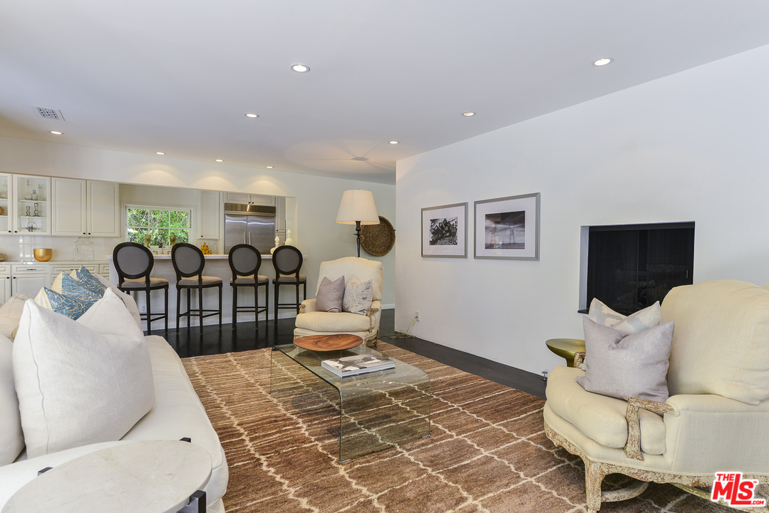 15740 Woodvale Road Encino, CA 91436 - Photo 6 of 42 Gallery Image 6