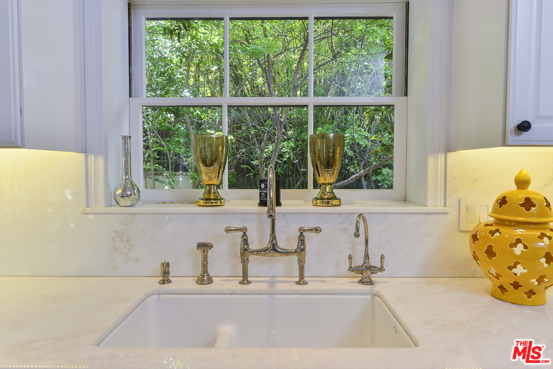 15740 Woodvale Road Encino, CA 91436 - Photo 8 of 42 Gallery Image 8