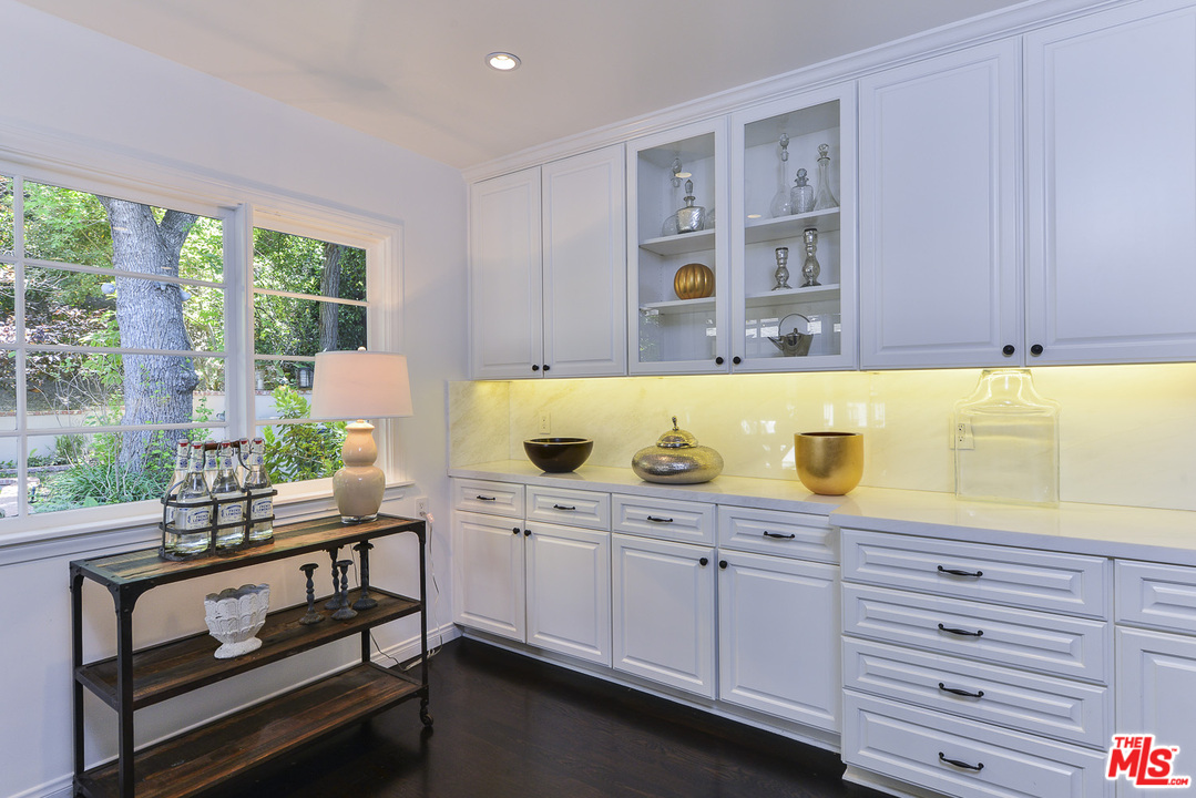 15740 Woodvale Road Encino, CA 91436 - Photo 9 of 42 Gallery Image 9