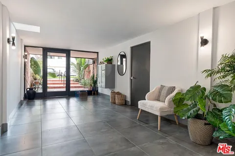 $1,395,000 | 1131 12th Street, Unit 101, Santa Monica, CA 90403