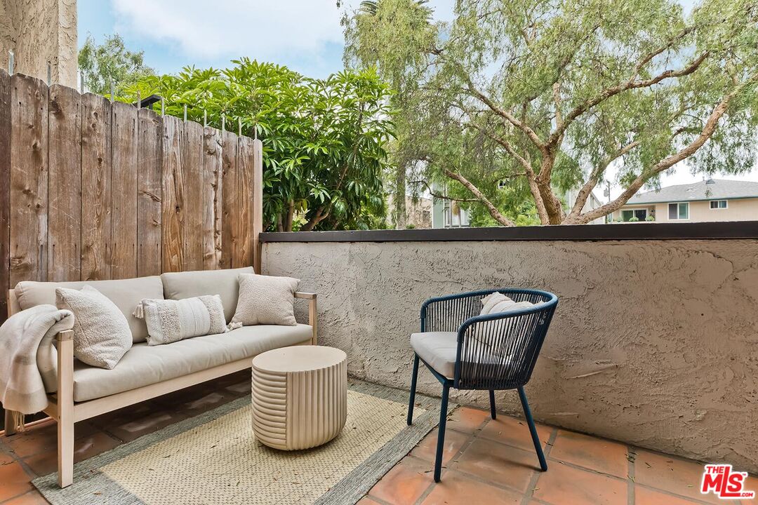 1131 12th Street, Unit 101 Santa Monica, CA 90403 - Photo 7 of 21 a view of a chairs and table in the back yard of the house