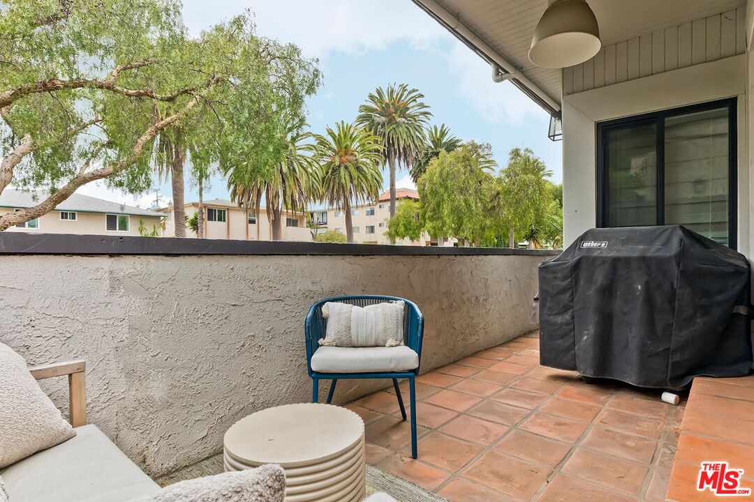 1131 12th Street, Unit 101 Santa Monica, CA 90403 - Photo 8 of 21 a living room with furniture and a potted plant