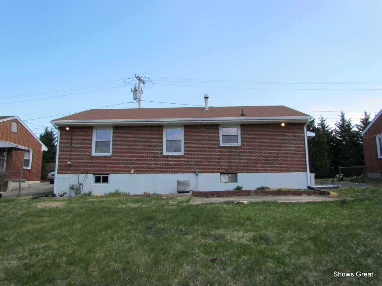 4944 Florist Road Roanoke, VA 24012 - Photo 4 of 20 a front view of a house with a garden