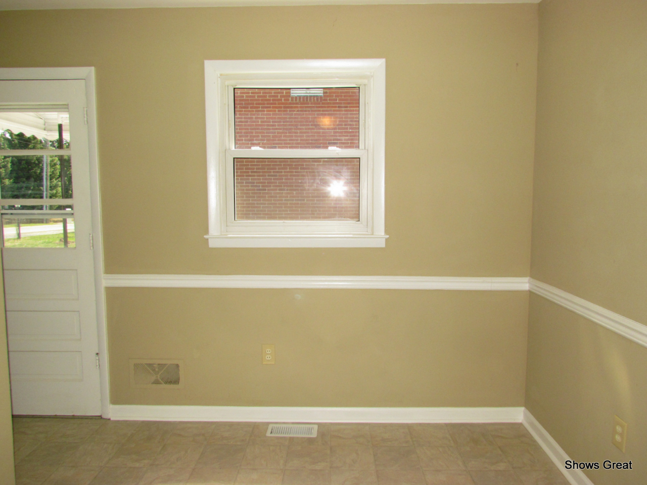 4944 Florist Road Roanoke, VA 24012 - Photo 10 of 20 a bathroom with a bathtub