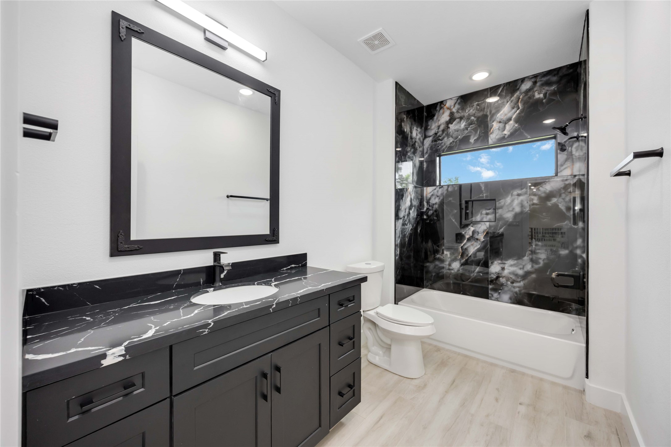 3020 Retta Street Houston, TX 77026 - Photo 10 of 25 Jack and Jill bathroom