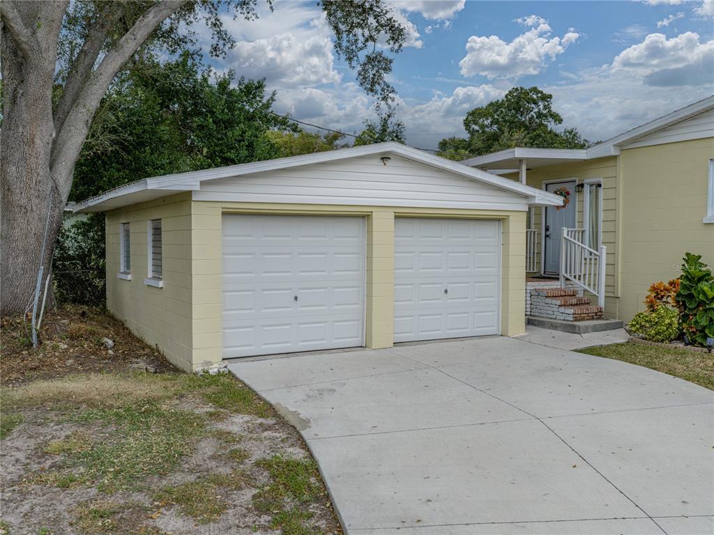 228 Azalea Street Lakeland, FL 33803 - Photo 4 of 80 a view of a garage