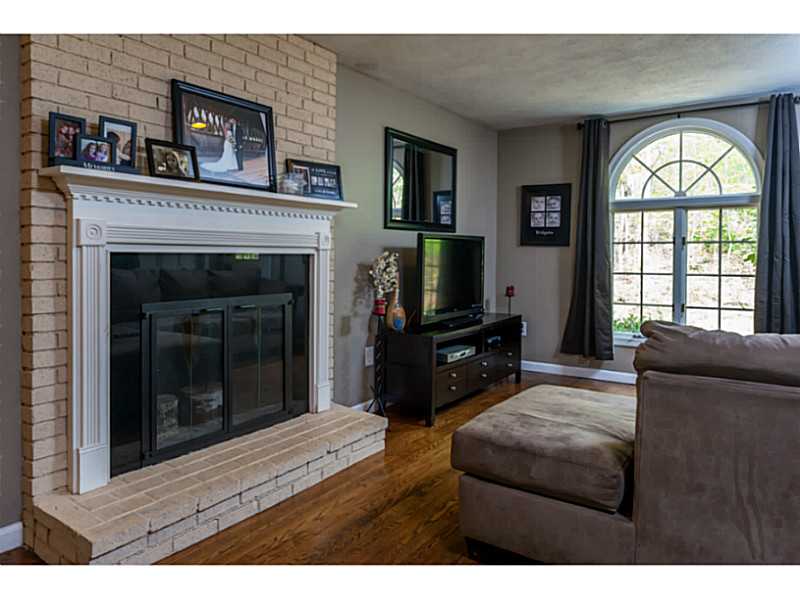 2095 Division Road East Greenwich, RI 02818 - Photo 8 of 23 Living Room.