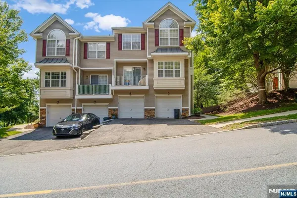 $525,000 | 34 Ridge Drive, Pompton Lakes, NJ 07442