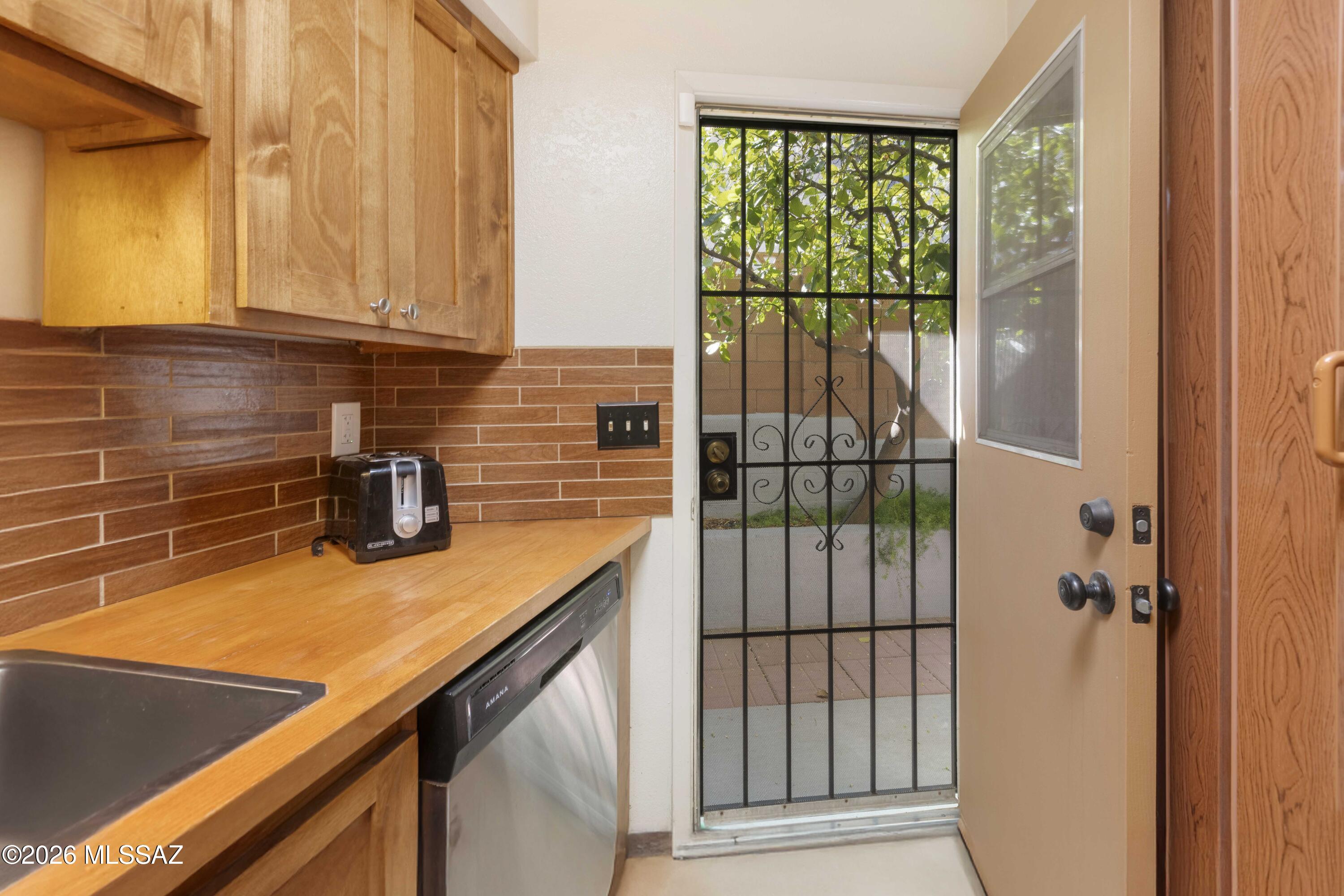 9111 North Oracle Road, Unit 110 Tucson, AZ 85704 - Photo 23 of 32 Kitchen door to back patio