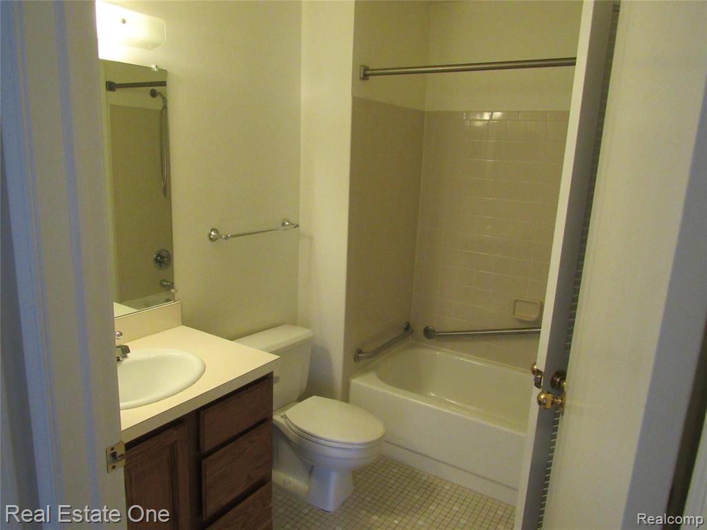 988 Wexford Way, Unit 32 Rochester Hills, MI 48307 - Photo 13 of 24