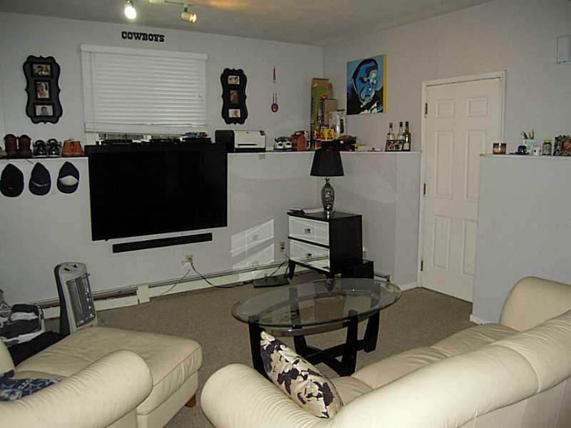 91 Winterberry Road Narragansett, RI 02874 - Photo 13 of 16 Den/Family/Great Room.