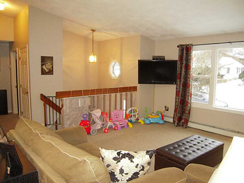 91 Winterberry Road Narragansett, RI 02874 - Photo 7 of 16 Den/Family/Great Room.