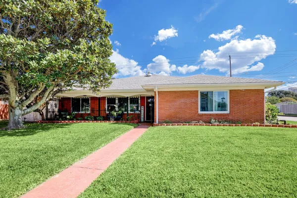 $2,550 | 2824 Palm Circle East, Galveston, TX 77551