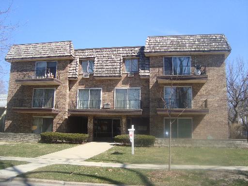 69 Lincoln Avenue, Unit 4 Riverside, IL 60546 - Photo 1 of 10 a front view of a house with garden